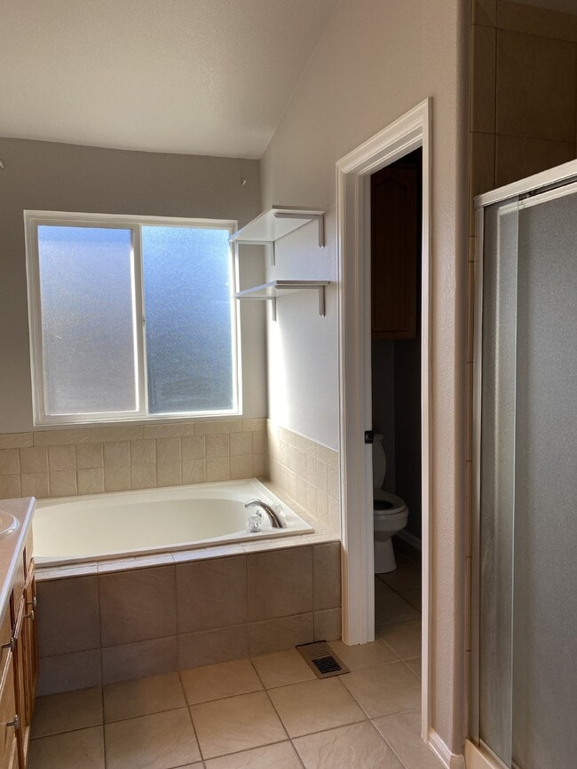 Building Photo - 4 bedroom - Montero