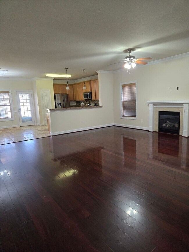 Building Photo - Lovely 3 Bedroom house near Town Center