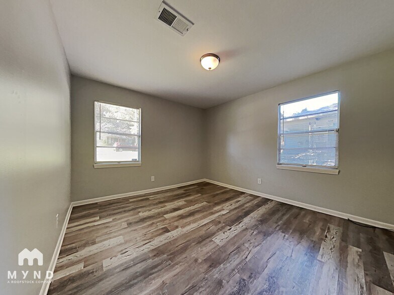 Building Photo - 921 27th Ave N