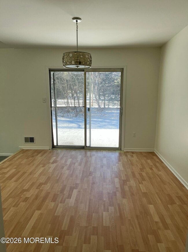 Building Photo - 65 Oak Ln