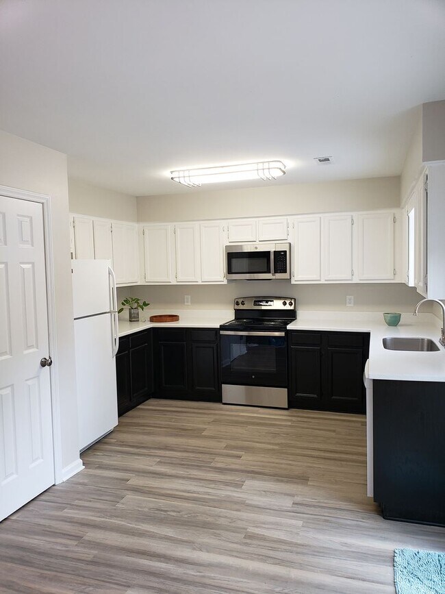 Building Photo - *4bd / 3ba Townhome near Downtown Raleigh*