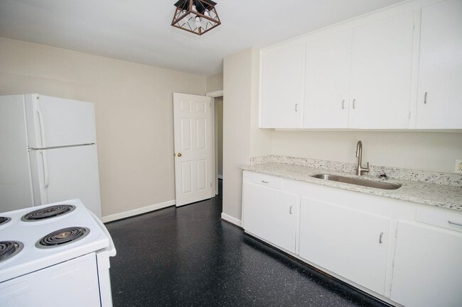 Building Photo - Charming 2-Bedroom Duplex in Rosewood – Av...