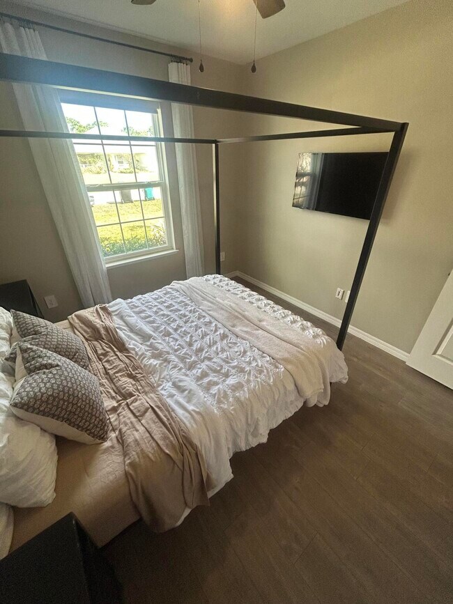 Building Photo - 5840 NW Bates Ave