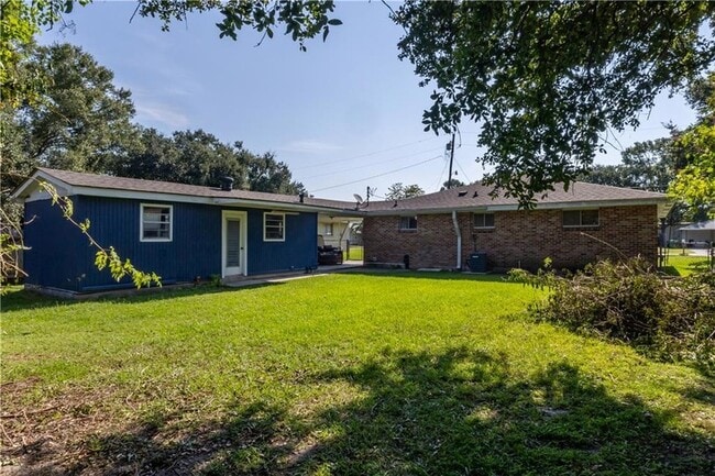 Building Photo - 3745 Riviera Dr