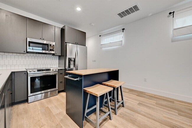 Building Photo - 2709 E 5th St.