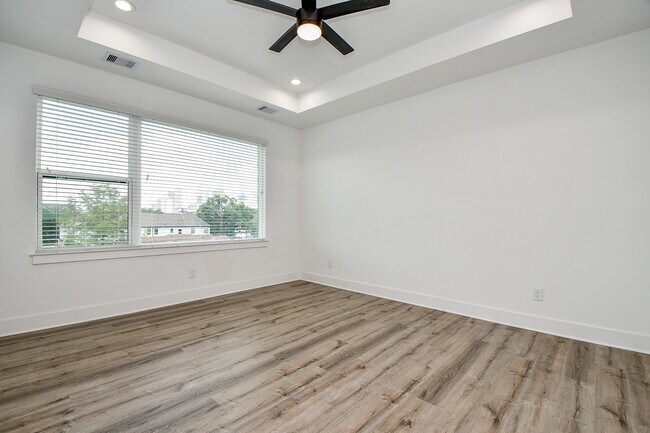 Building Photo - 2404 Hadley St