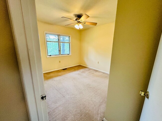 Building Photo - 3 Bedroom 2.5 Bath Townhouse