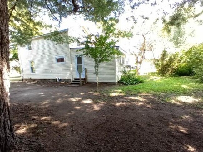 Building Photo - 209 3rd St