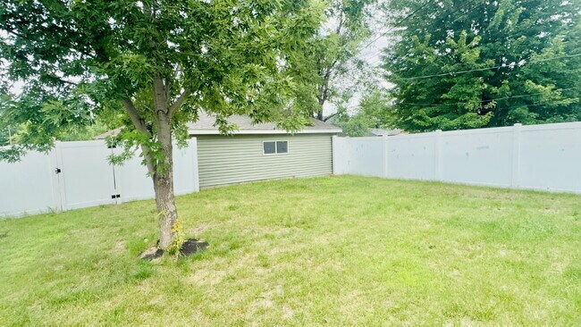 Building Photo - Charming 4-Bed Home with Gleaming Hardwood Floors, fully fenced backyard - 1500 Sq Ft in Minneapo...