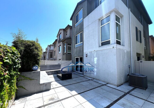 Building Photo - Elegant 3-Story, 4-Bedroom, 3-Bath Condo