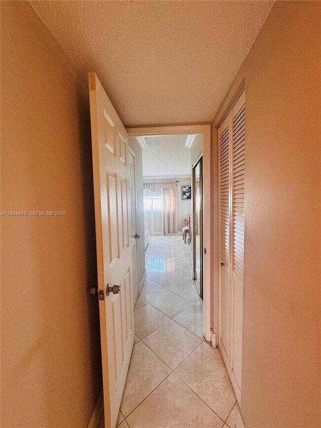 Building Photo - 1000 NE 14th Ave