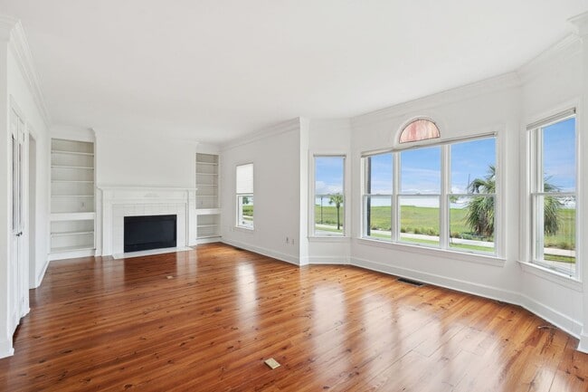 Building Photo - Move In Ready Waterfront Townhome in Downt...