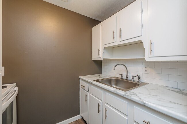 Building Photo - 3rd floor completely renovated and new owners