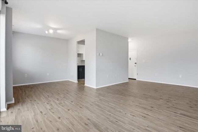 Building Photo - 3245 Rio Dr