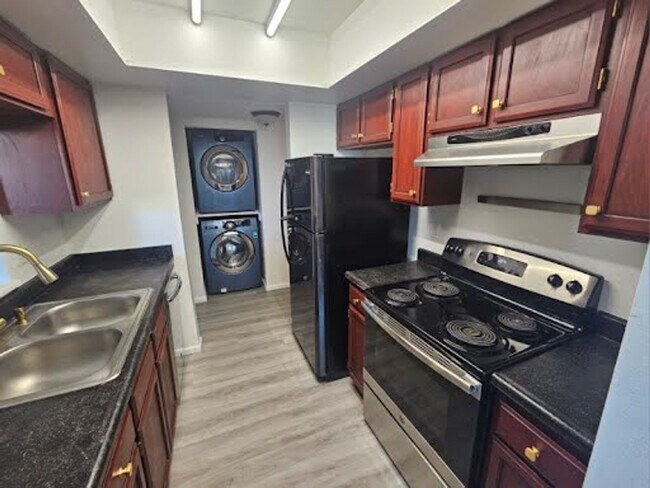 Building Photo - Ground-Level 1-Bedroom Condo in Southeast ...