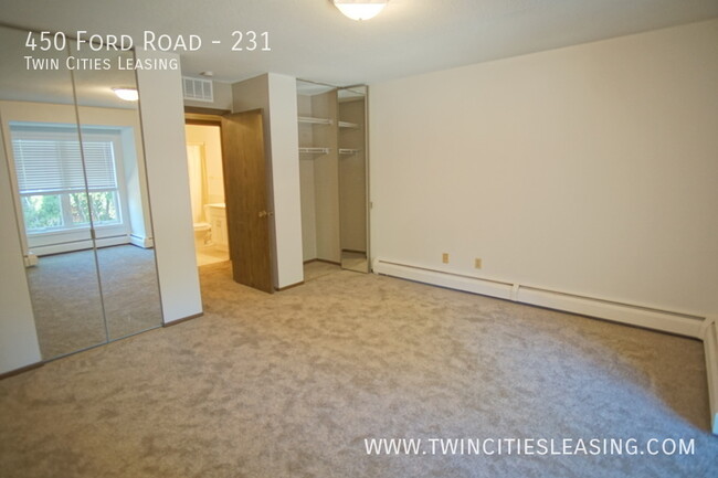 Building Photo - Great 1 bedroom with Pool Access and heate...