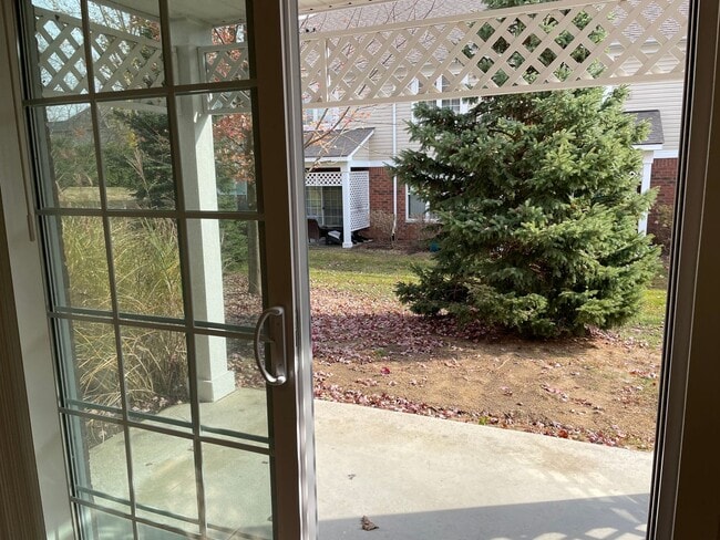 Building Photo - 3 Bedroom, 2 1/2 Bath, Townhouse w/ 2-Car Garage by Stoney Creek, Shelby Township