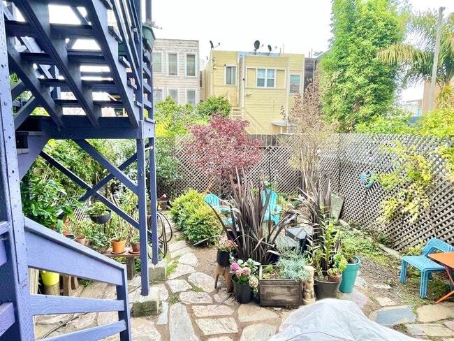 Building Photo - 3BR/2BA Renovated Victorian Full Floor Fla...