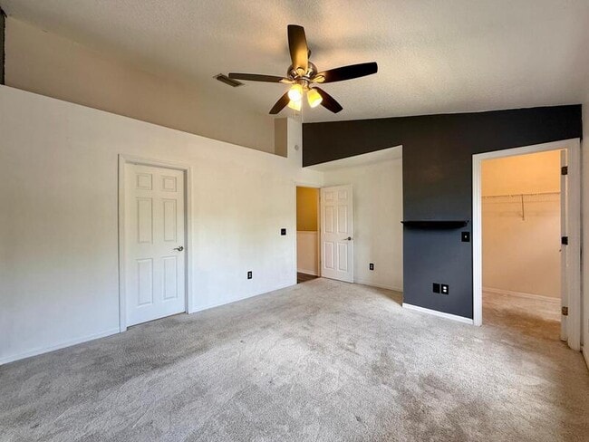 Building Photo - 13706 Forest Lake Dr