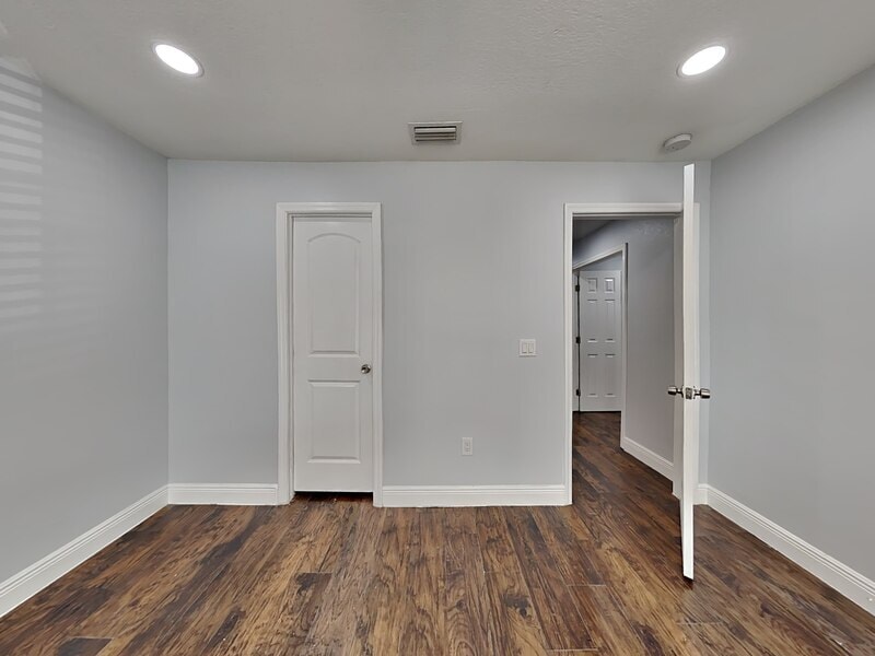 Building Photo - 3979 Versailles Dr