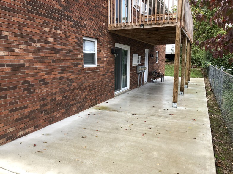 Patio for 101B - 101 Colonial Oaks Dr