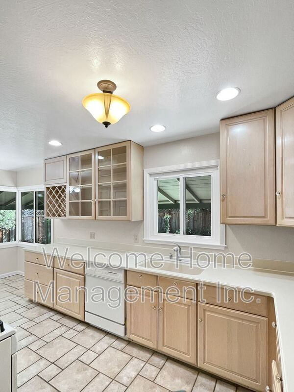 Building Photo - 2561 Olympic Blvd