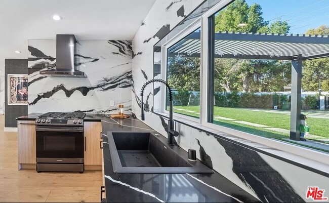 Building Photo - 22616 Oxnard St