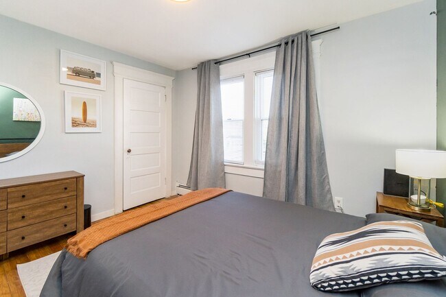 Building Photo - 3 BED · 1.5 BATH · MODERN INDUSTRIAL · AVA...