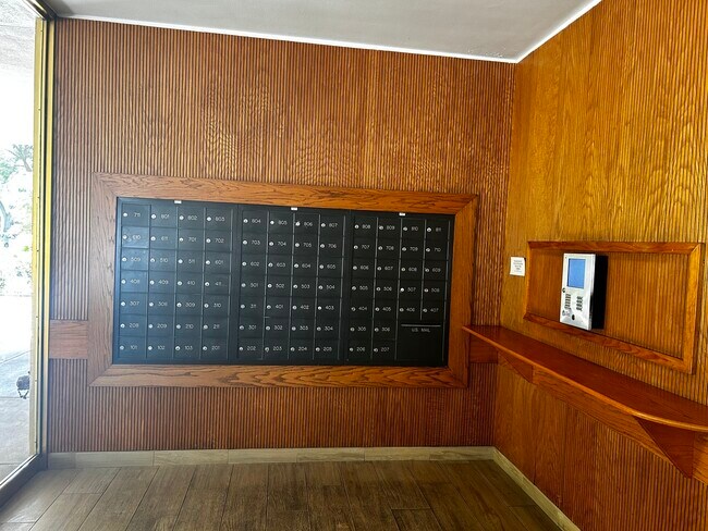 Building Photo - 1516 Hinman Ave