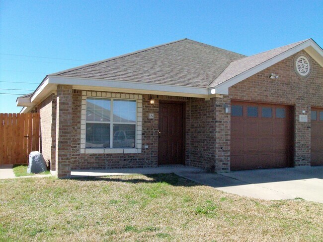 Building Photo - Charming Duplex with Great Features & Loca...