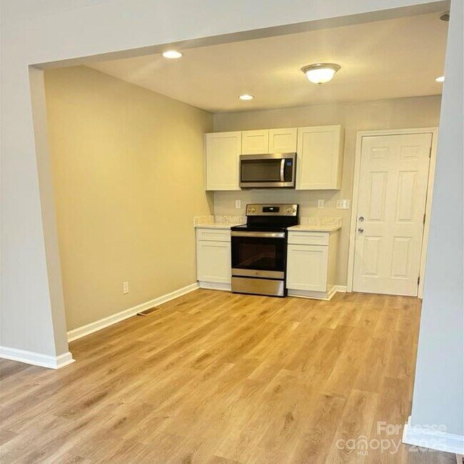 Building Photo - 6817 Deanwood Pl