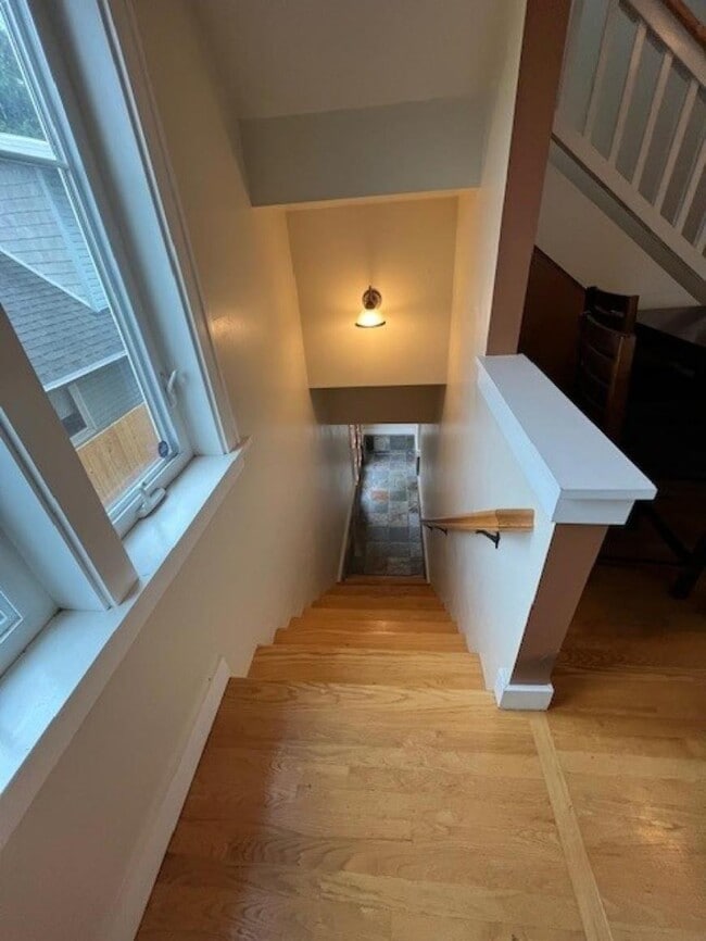Building Photo - 4 bedroom in Seattle WA 98103