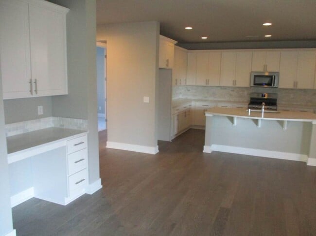 Building Photo - 4 Bedroom 2.5 Bathroom Harbor Hills Home