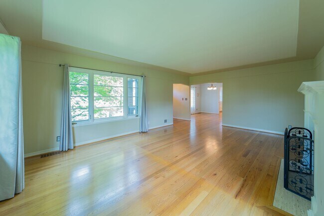 Building Photo - Charming and Well-Maintained Home in a Serene Neighborhood