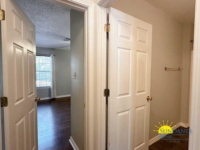 Building Photo - Spacious 3-Bedroom Home in FWB in between Eglin & Hurlburt Bases!