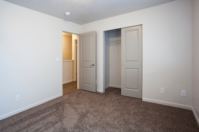 Building Photo - 3027 N Sherwood Dr