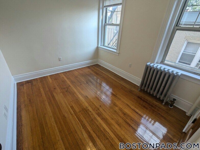 Building Photo - 31 Park Dr