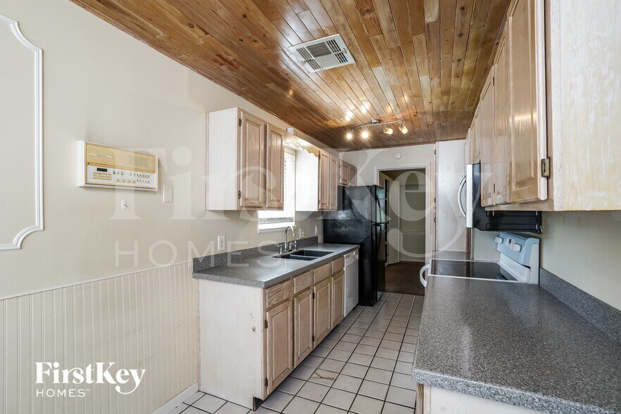 Building Photo - 23014 Whispering Willow Dr