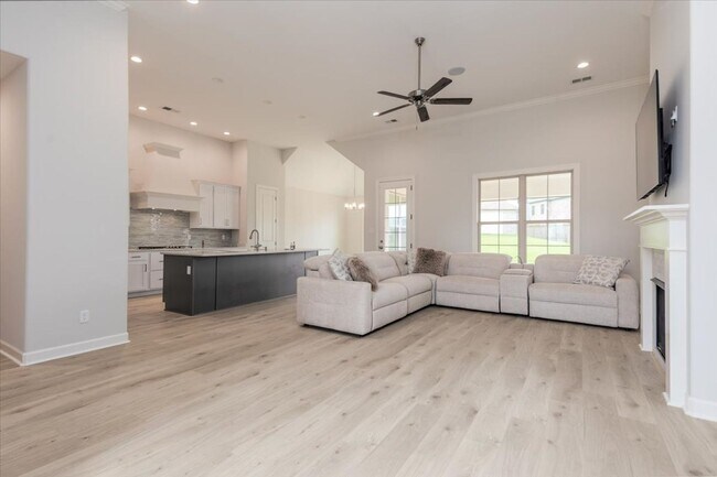 Building Photo - Like New 6 BR/ 4.5 BA in Lakeland