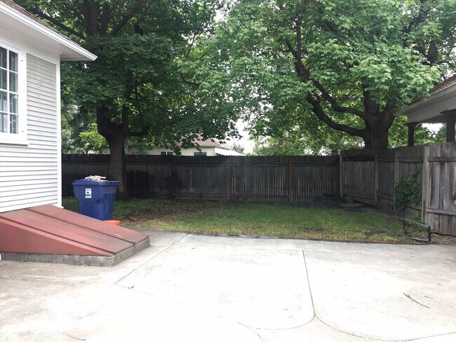 Building Photo - Northwest Area 4 Bedroom 2 Bath Bungalow