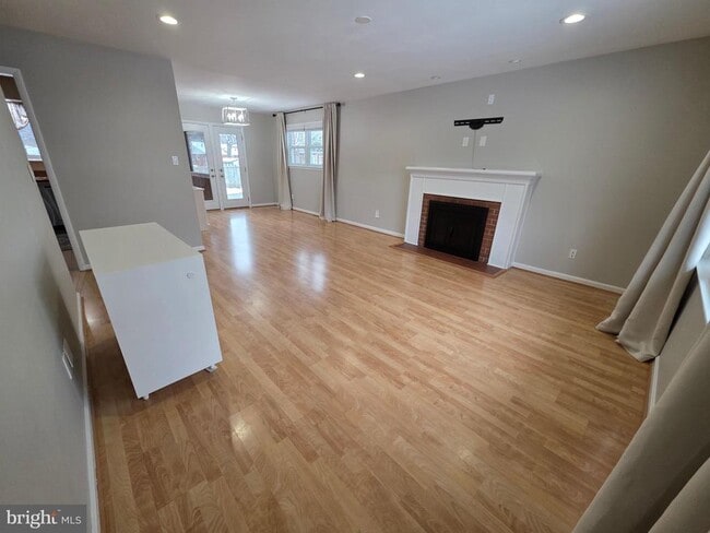 Building Photo - 8140 Drayton Ln