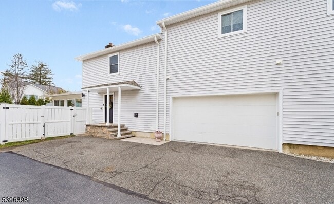 Building Photo - 17 Lathrop Ave