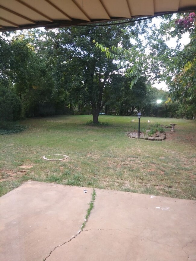 Building Photo - 2 Bed, 1.5 Bath, 2 Car Garage