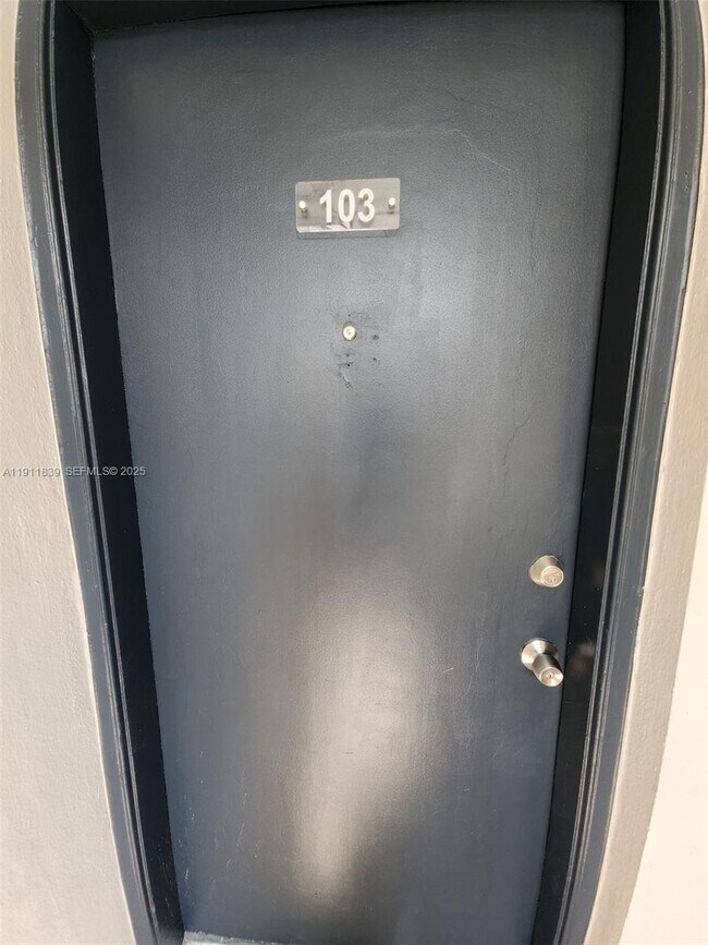 Building Photo - 2101 Normandy Dr