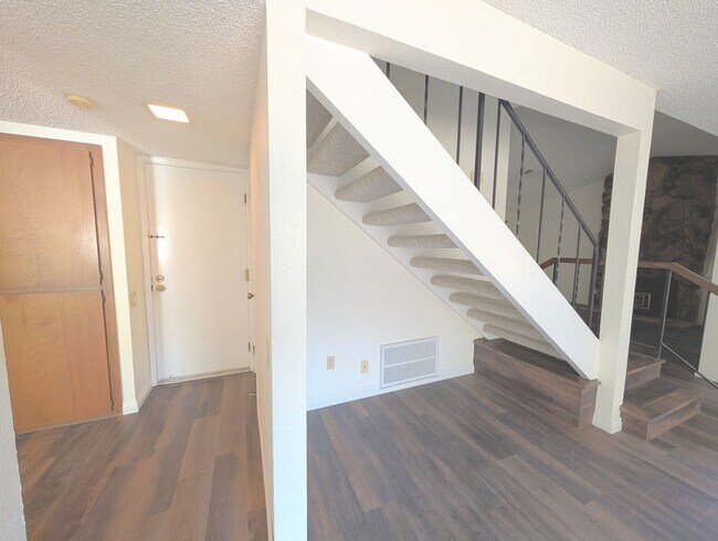 Building Photo - Gorgeous Single Family Home!