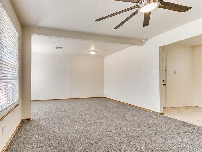 Building Photo - 325 E Cedar Ln