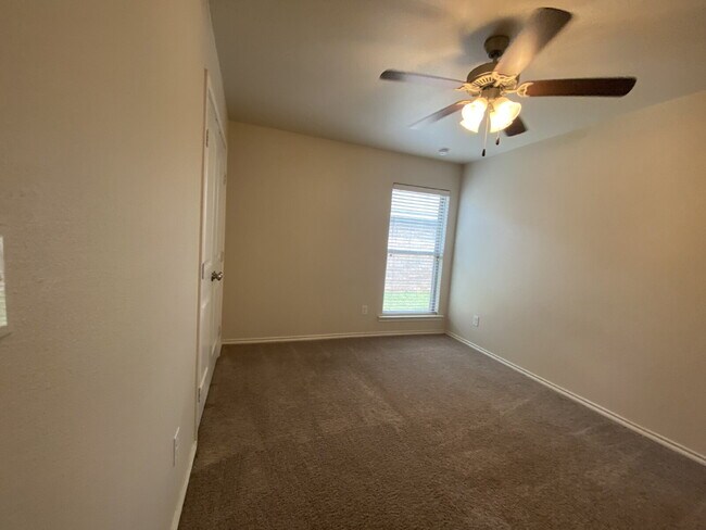 Building Photo - 4 bedroom, 2 bath in Quincy Park!