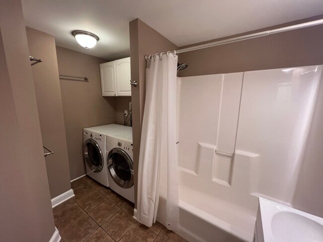Building Photo - Welcoming Victorian with Modern Comforts *...