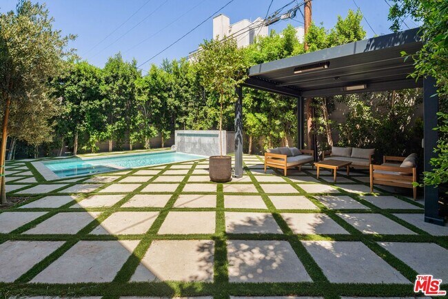 Building Photo - 1130 N Poinsettia Pl