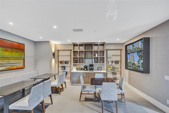 Building Photo - 21150 Point Pl